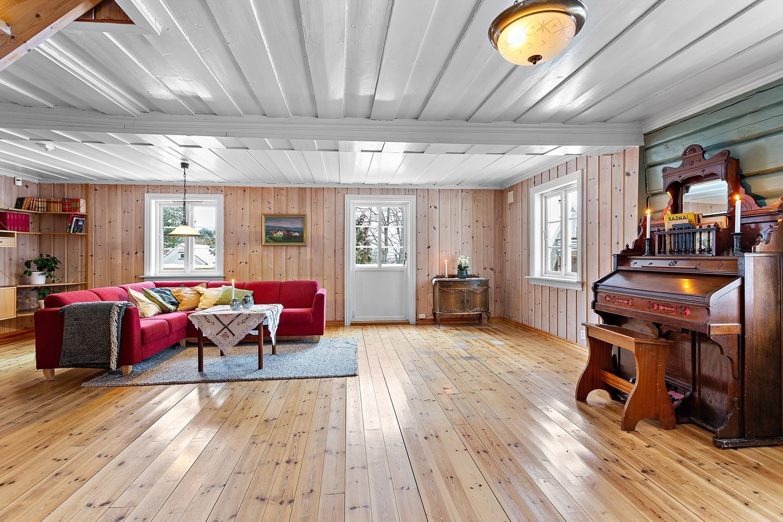 Stor stue med blant annet tømmervegger Galleribilde