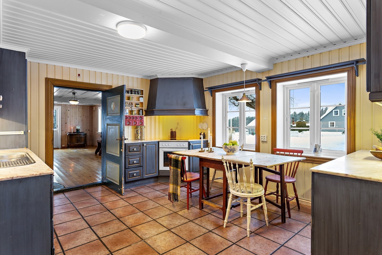 Gamle fine tredører flere steder i boligen Galleribilde