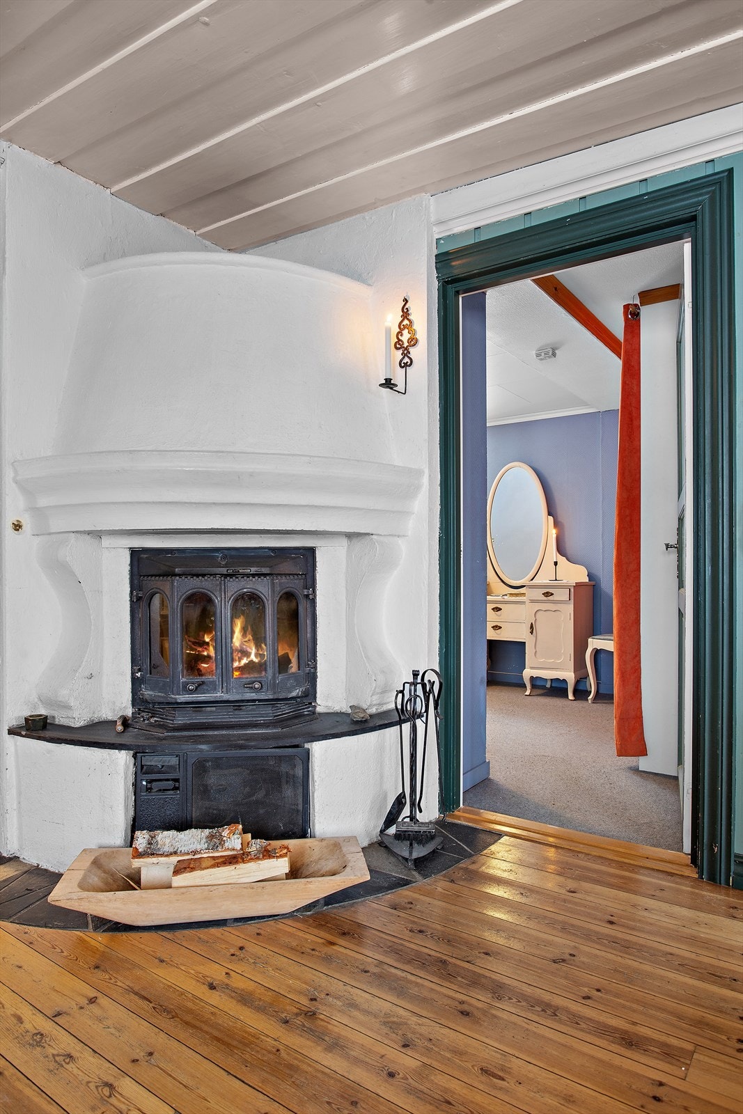 Peis m/innsats fint plassert i hjørnet mot kjøkkenet Galleribilde