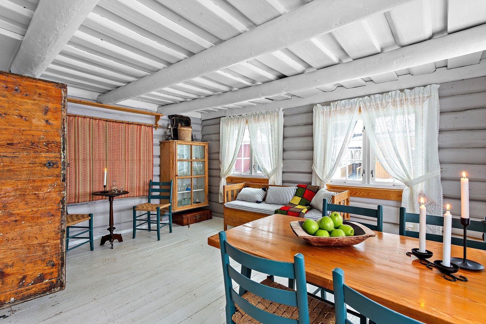 Rødstua egner seg for selskap eller hobbyer Galleribilde