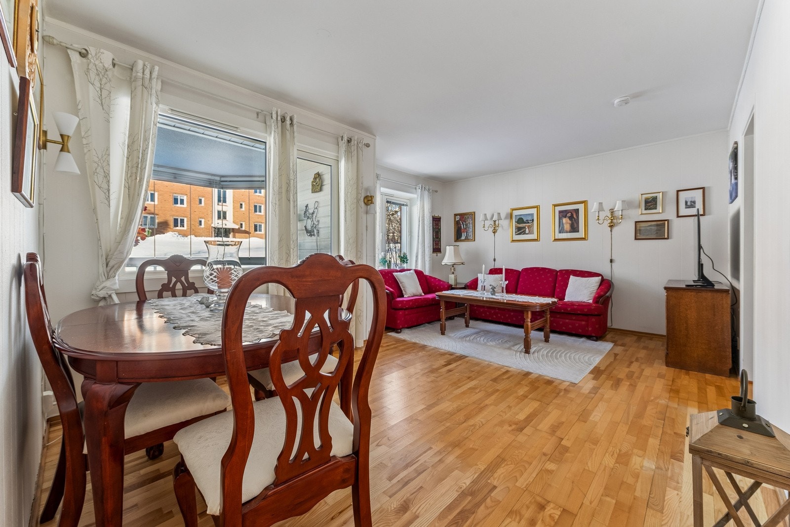 God plass til spisestue hvor du kan samle venner og familie til hyggelige anledninger. Galleribilde