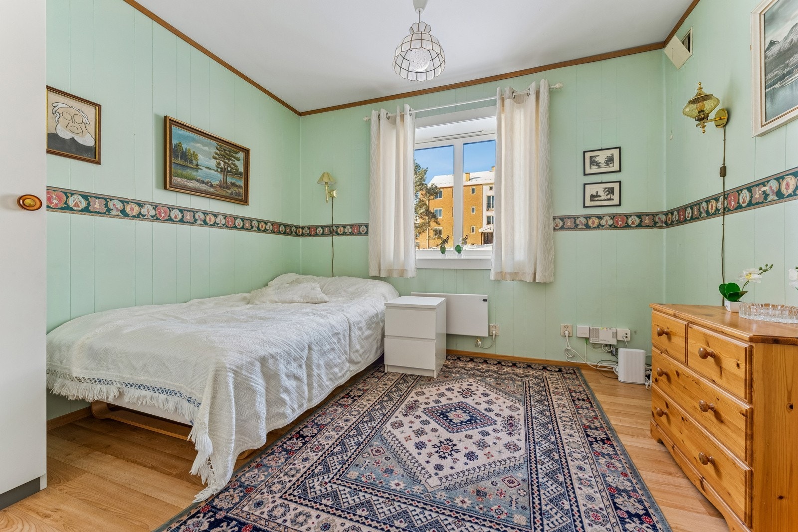 Soverom 2 er også av god størrelse og nyttes ofte som hovedsoverom. Galleribilde