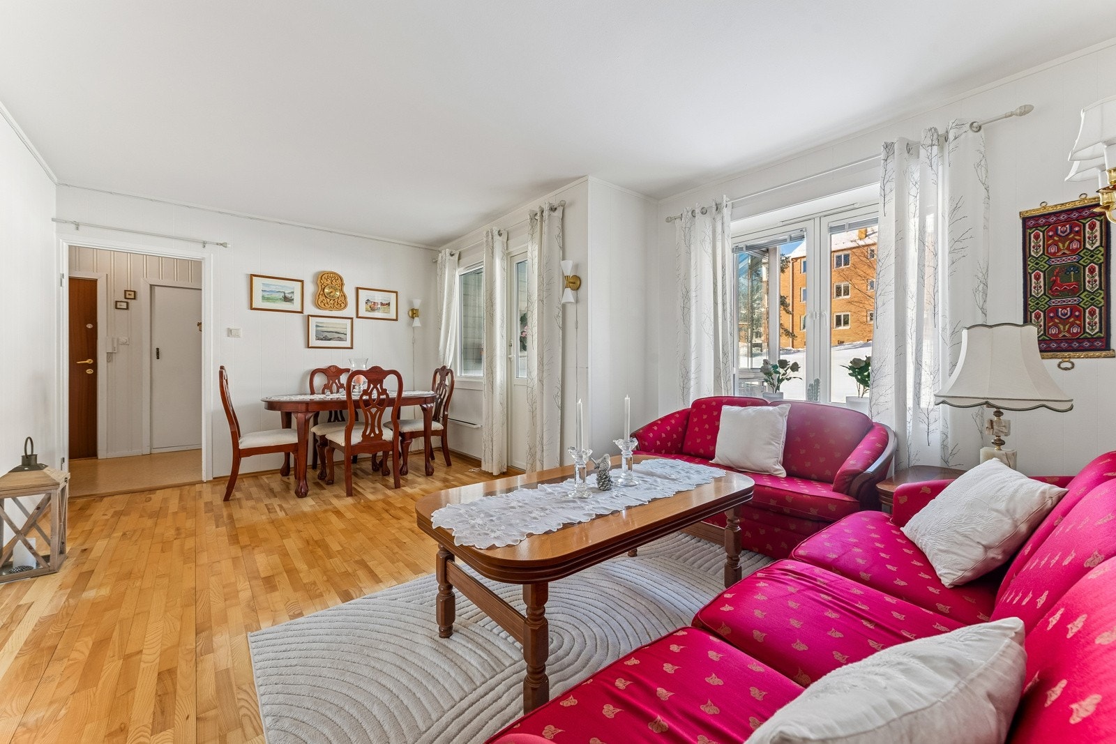 Vinduer og balkongdør er byttet i 2017 i regi av brl. Galleribilde