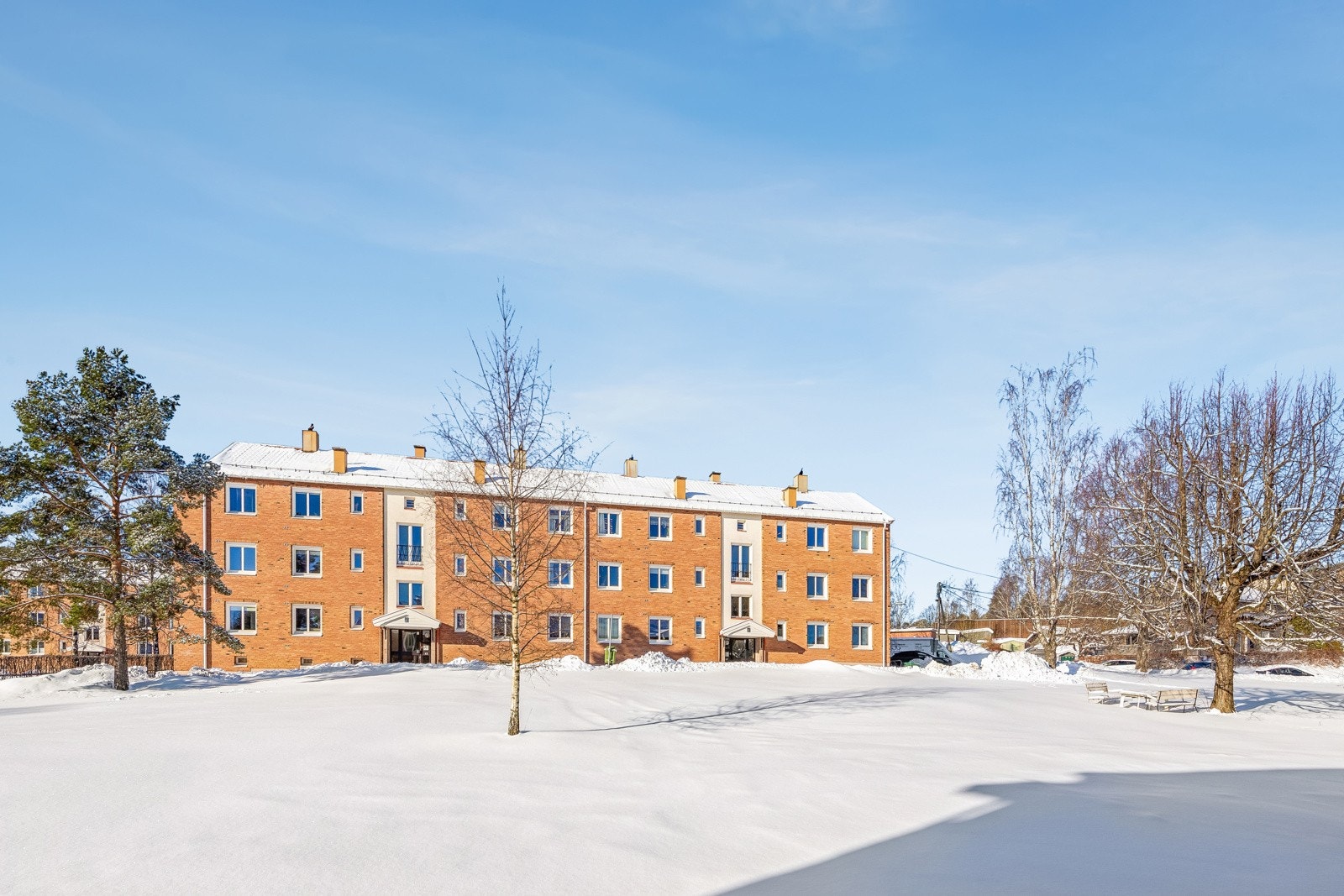 Bo godt på idylliske Flaen med store fine fellesområder som holdes i orden av vaktmester Morten hele året. Galleribilde