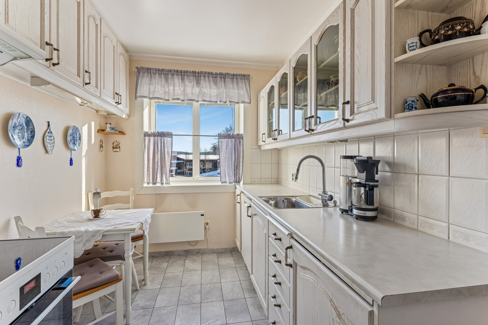 Eget kjøkkenrom, fint for familier. Godt planlagt innredning med mye skap-og benkeplass. Galleribilde