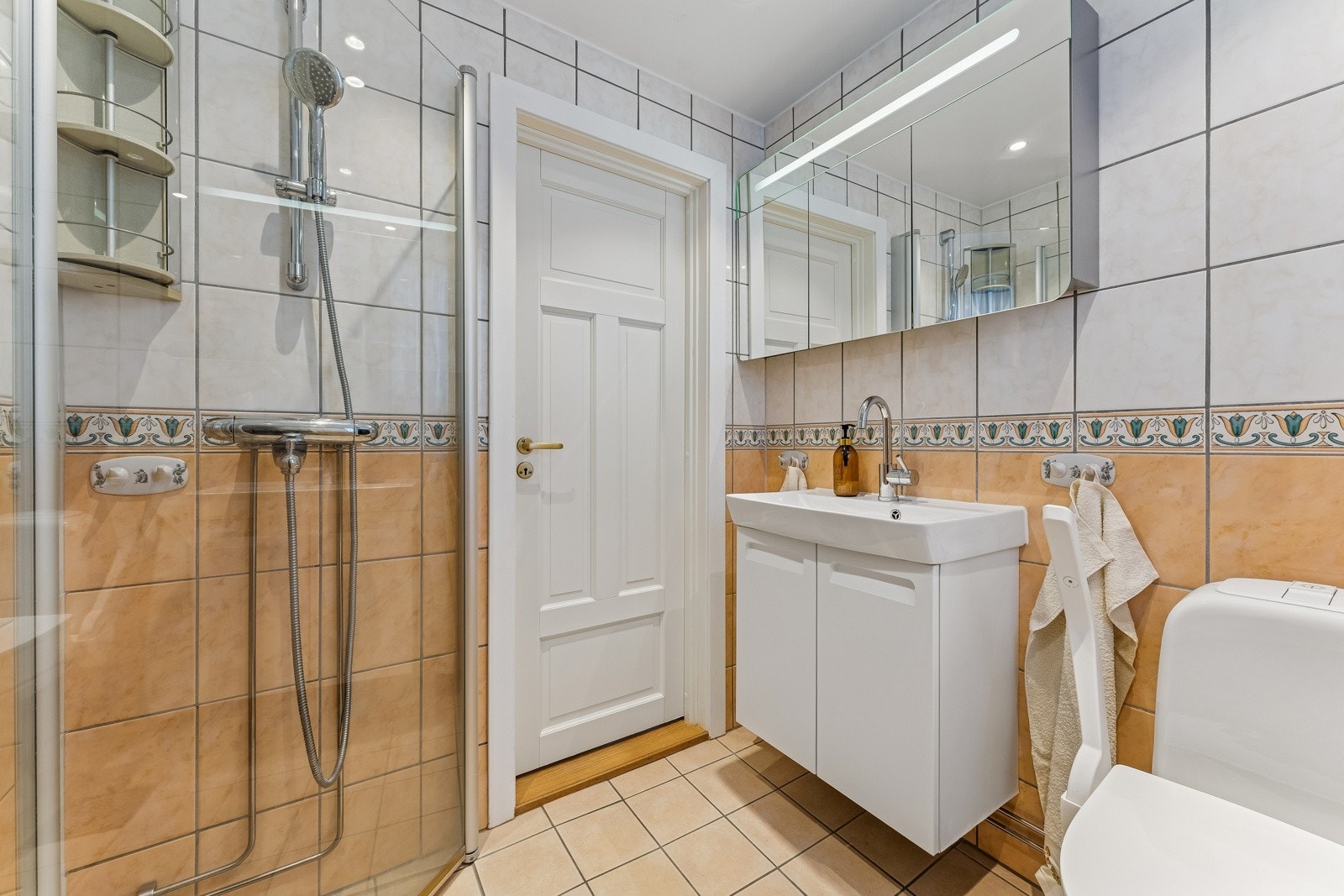 Bad med servant og både over-og underskap. Toalett. Dusj med skyveglass. Varmekabler. Galleribilde