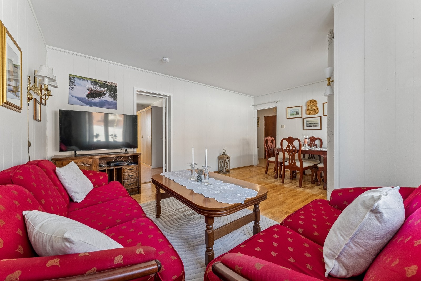 Stue er lett å møblere, her kan du fint ha både salong og spisestue om du ønsker. Galleribilde