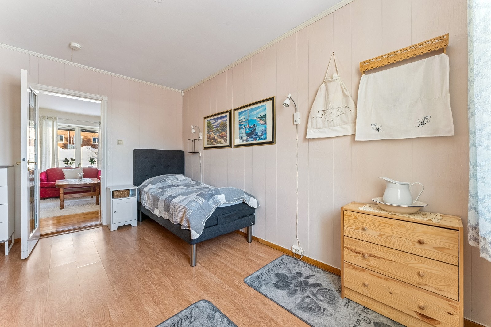 Hovedsoverommet har i tillegg hel vegg med garderobeskap. Galleribilde