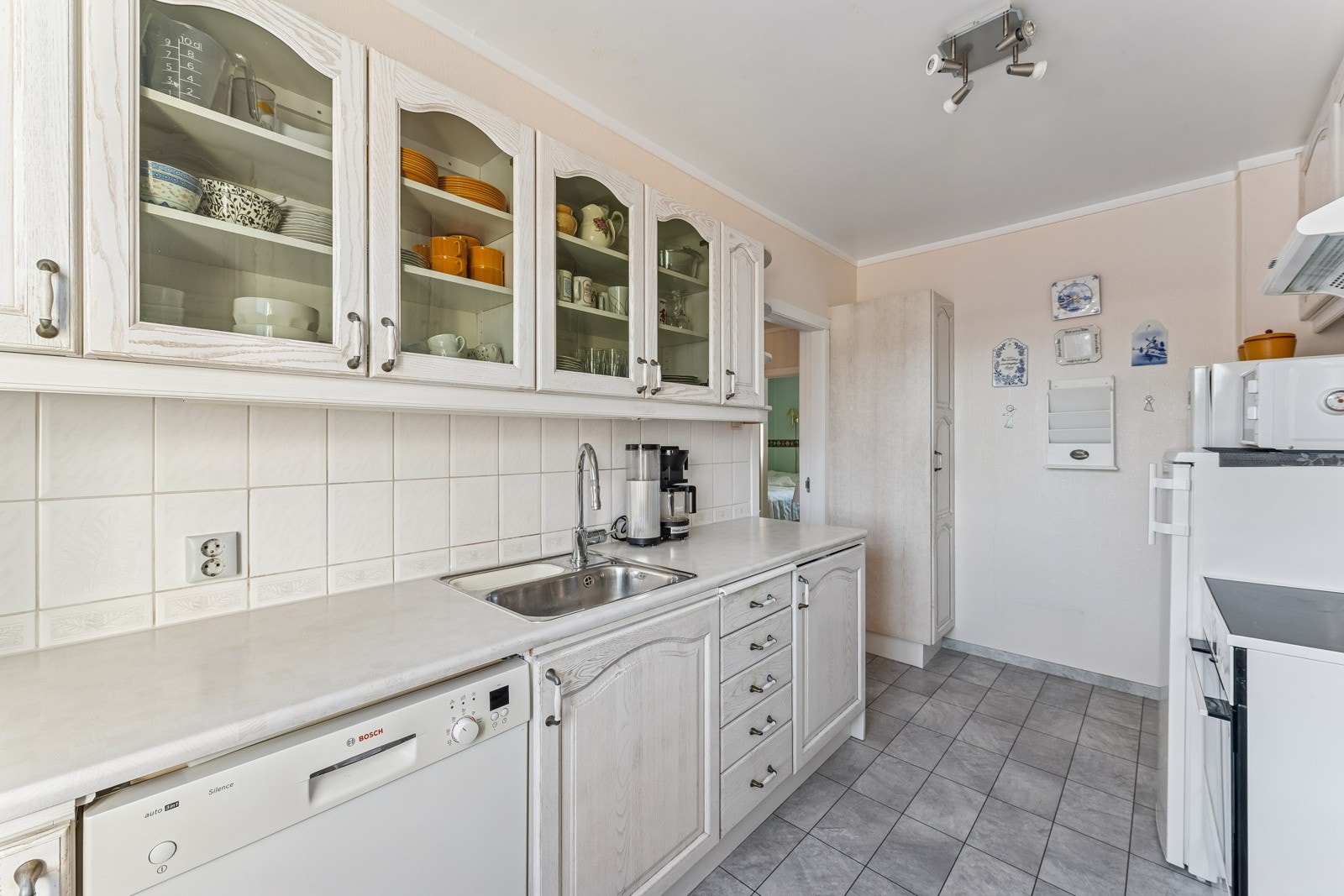 Opprinnelig er det åpent mellom kjøkken og stue. Dette kan lett settes tilbake om det er ønskelig. Galleribilde