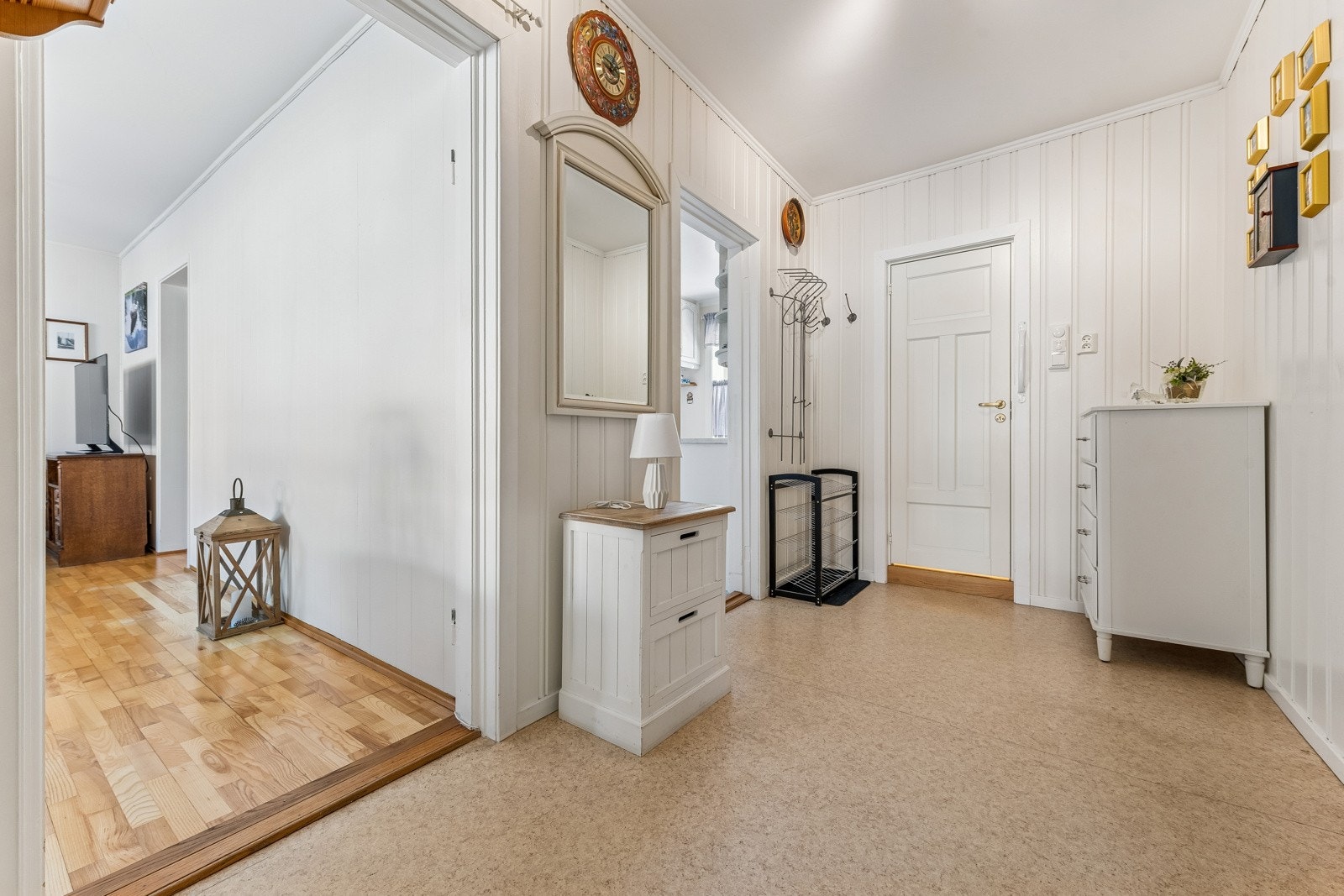 Entreén er et fint rom til å ønske venner og familie velkommen. Dør calling med portåpner. Galleribilde