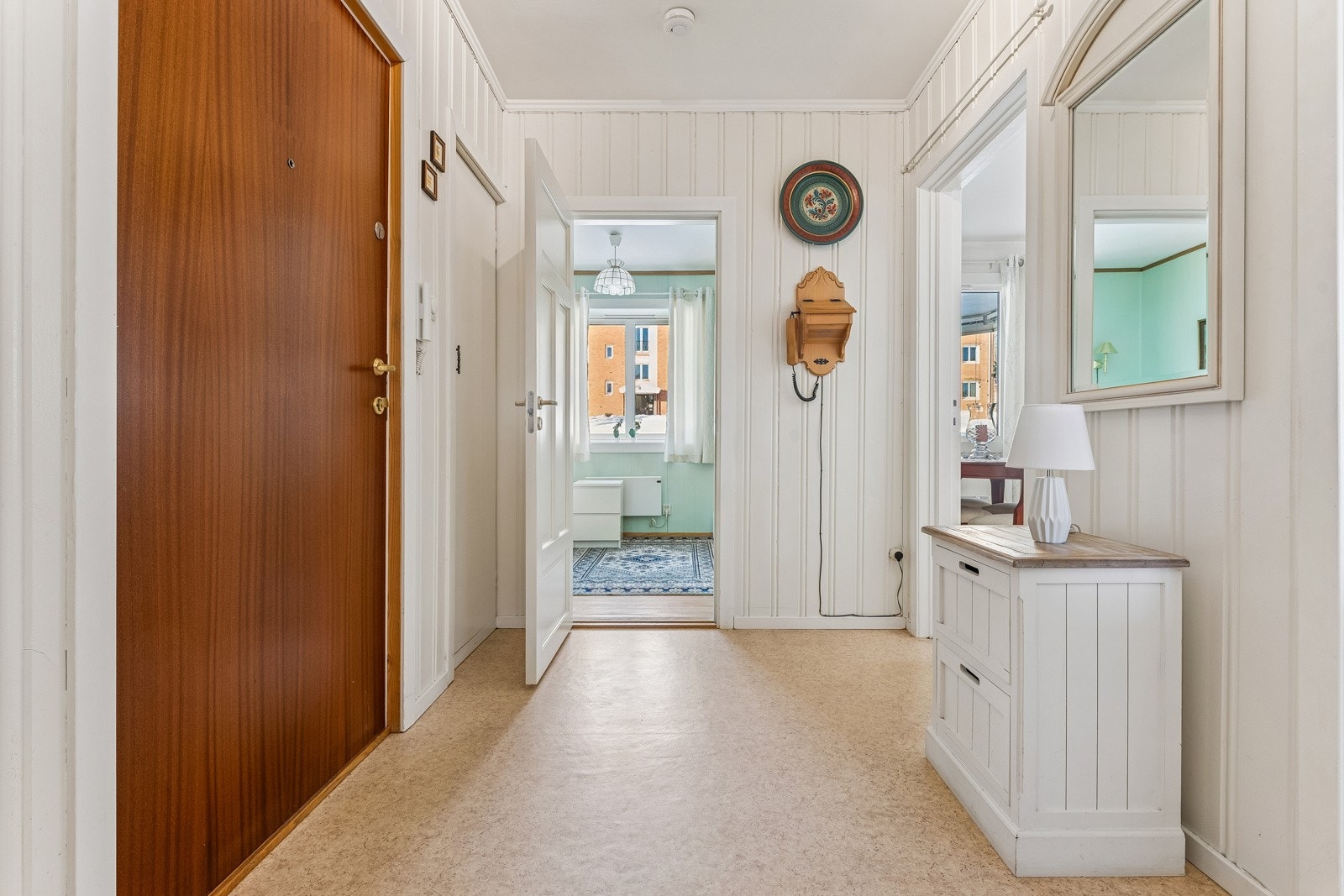 Entreén er et fint knytepunkt i leiligheten. Tilgang til kott, som er fint som garderobe. Galleribilde