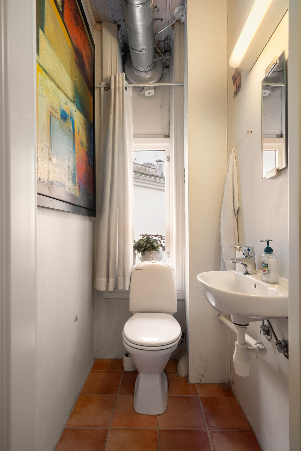 Separat toalett mot baktrappen. Galleribilde