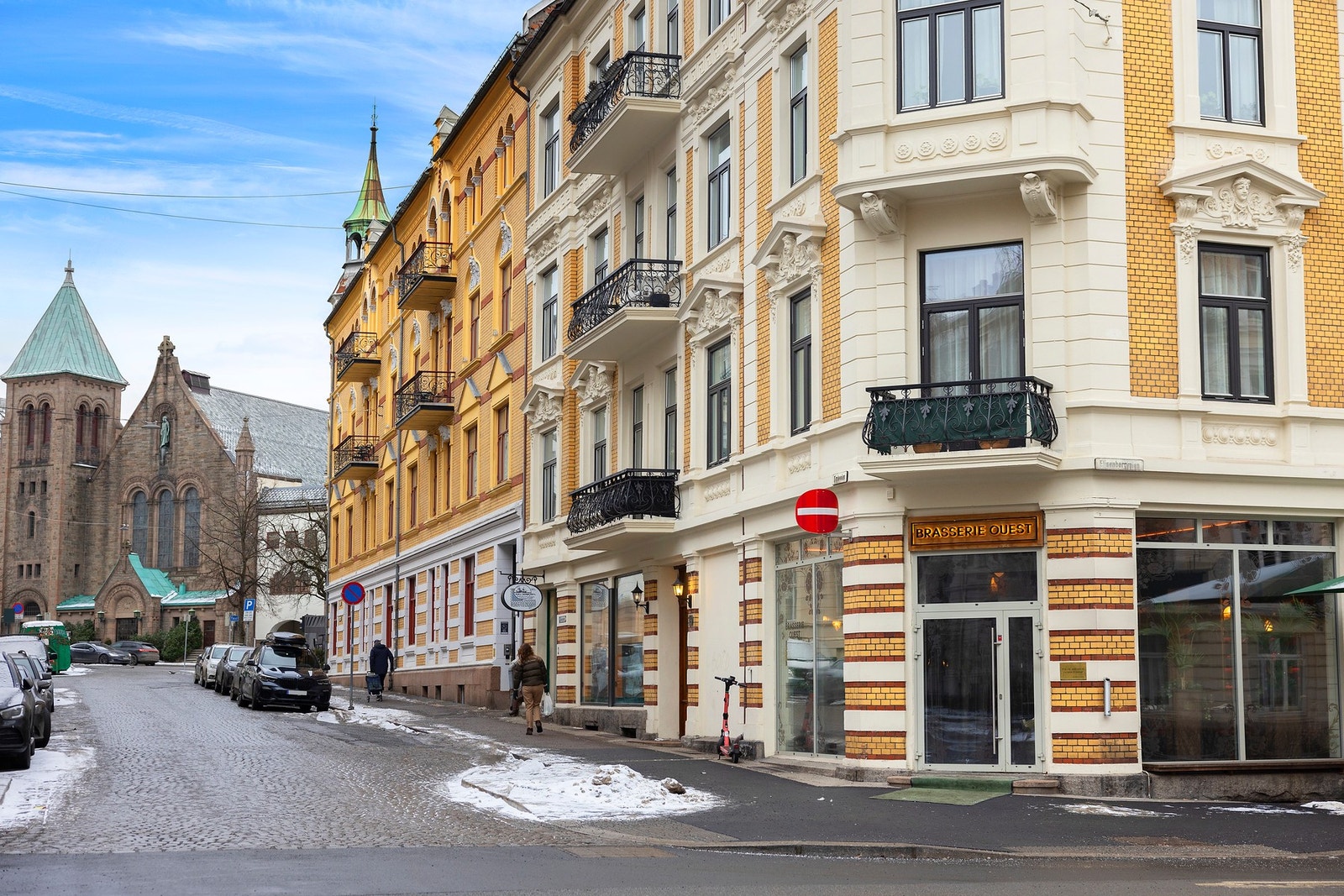 I nærområdet er det flere svært populære serveringssteder, delikatessebutikker, andre butikker og kollektiv transport muligheter. Galleribilde