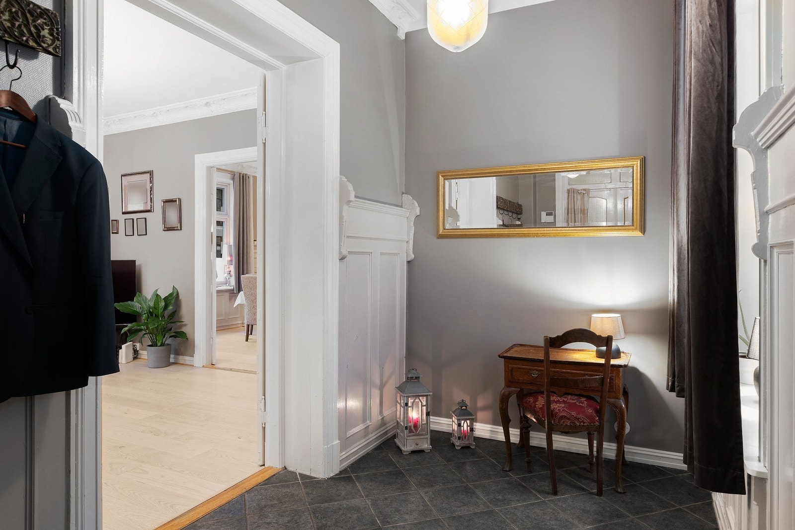 Hall entré med praktiske fliser og god plass til klær og sko. Galleribilde