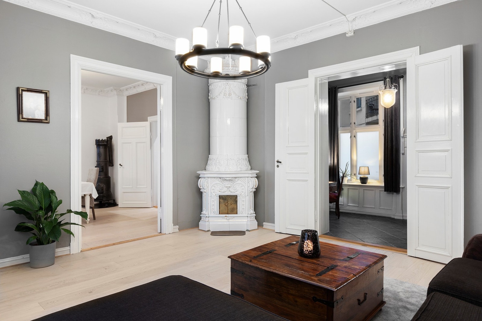 En fantastisk velfungerende kakkelovn i stuen. Galleribilde