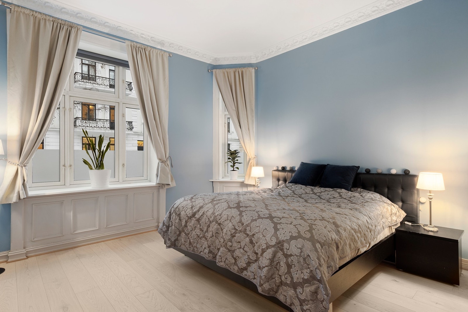 Hovedsoverom med peis og stor garderobe. Galleribilde