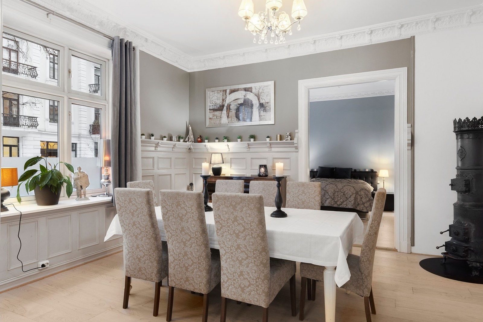 Spisestuen med flott gulv og støpejernsovn. Galleribilde