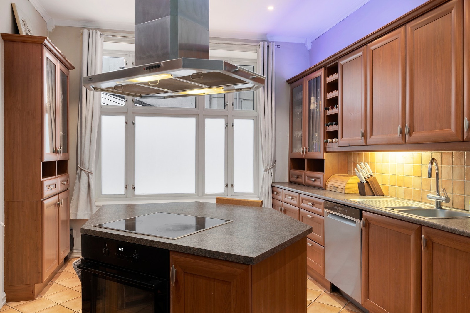 Kjøkken med kjøkkenøy. Galleribilde