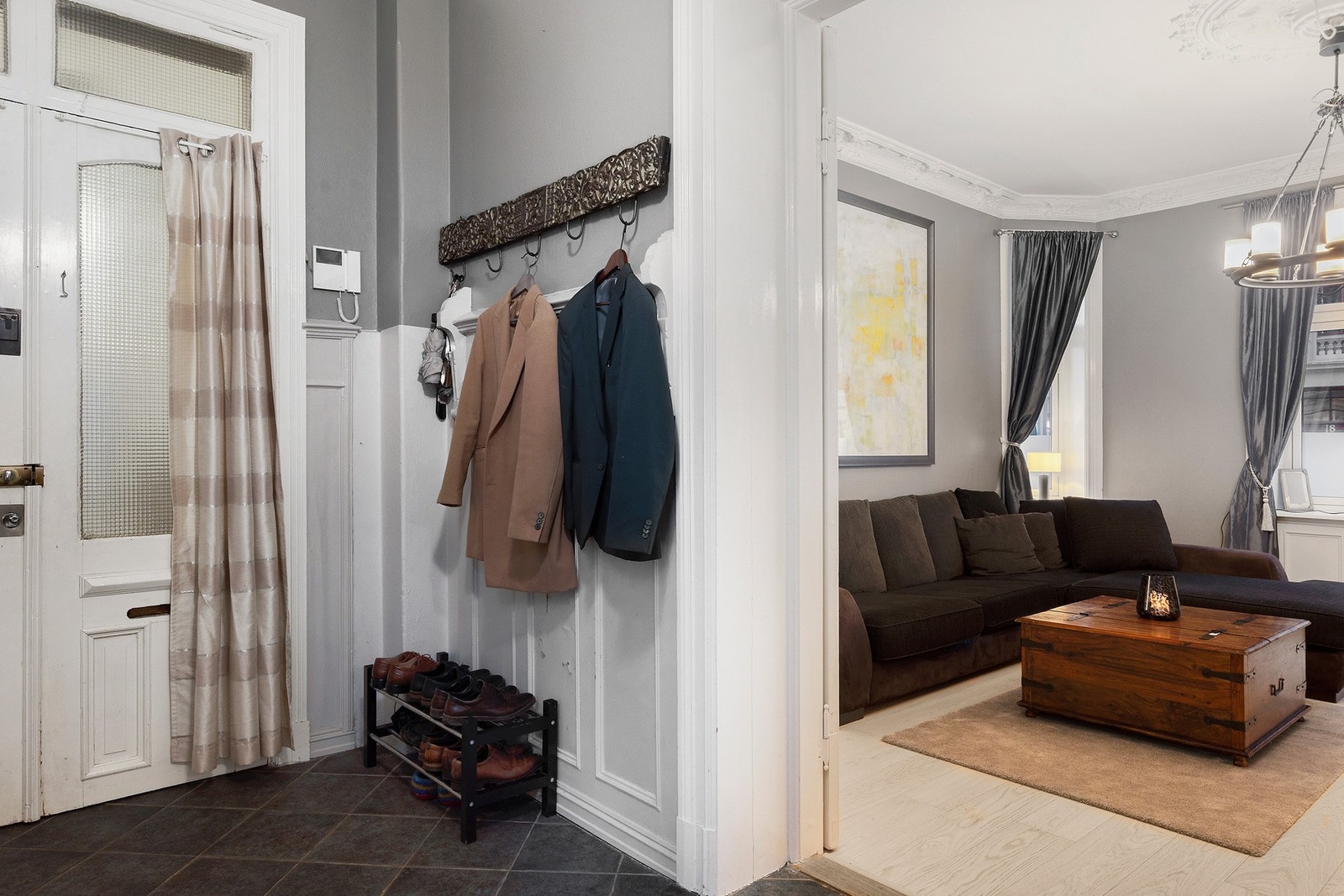 Videre inn i stuen. Galleribilde