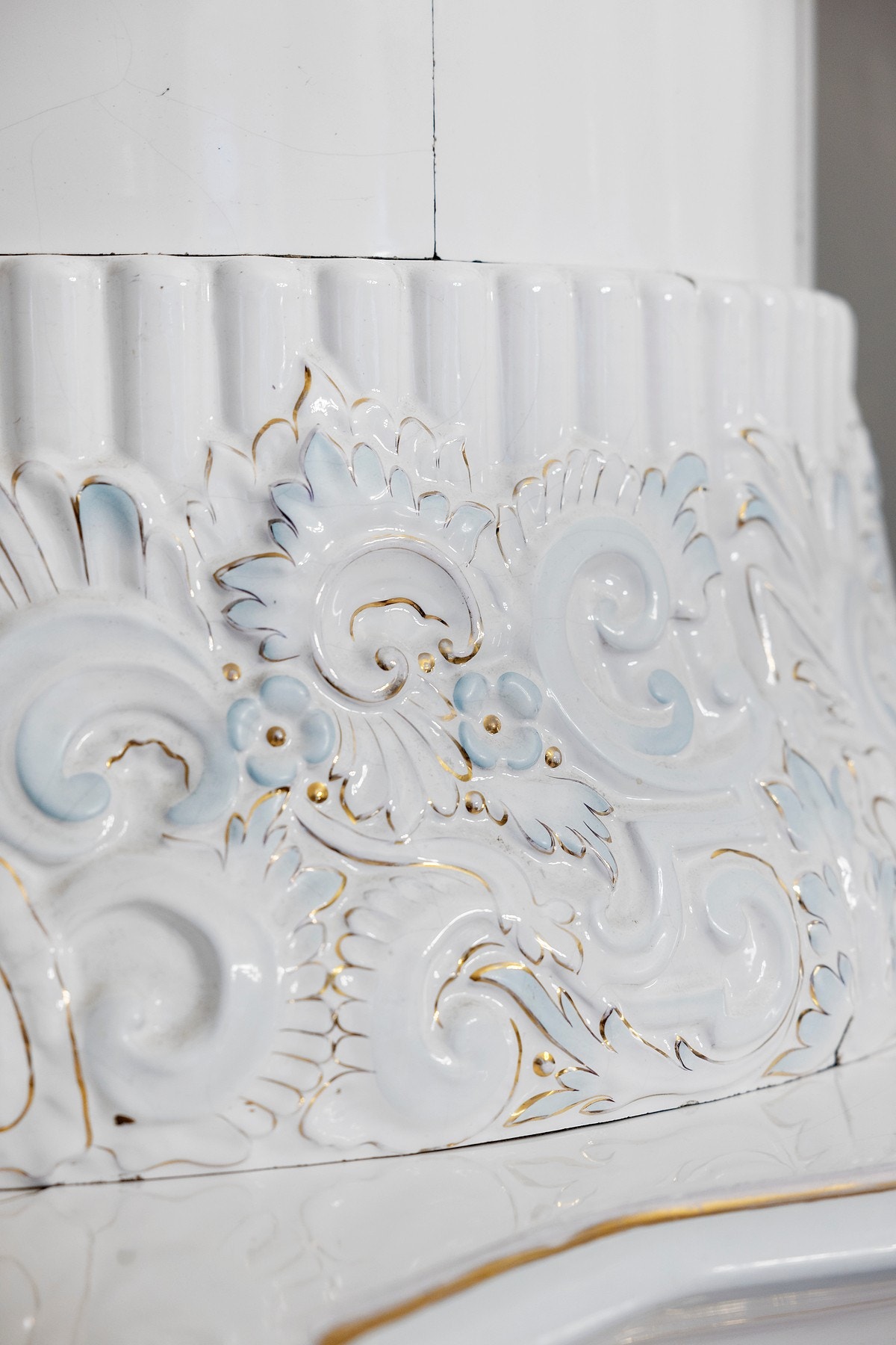 Lekre detaljer fra kakkelovnen. Galleribilde