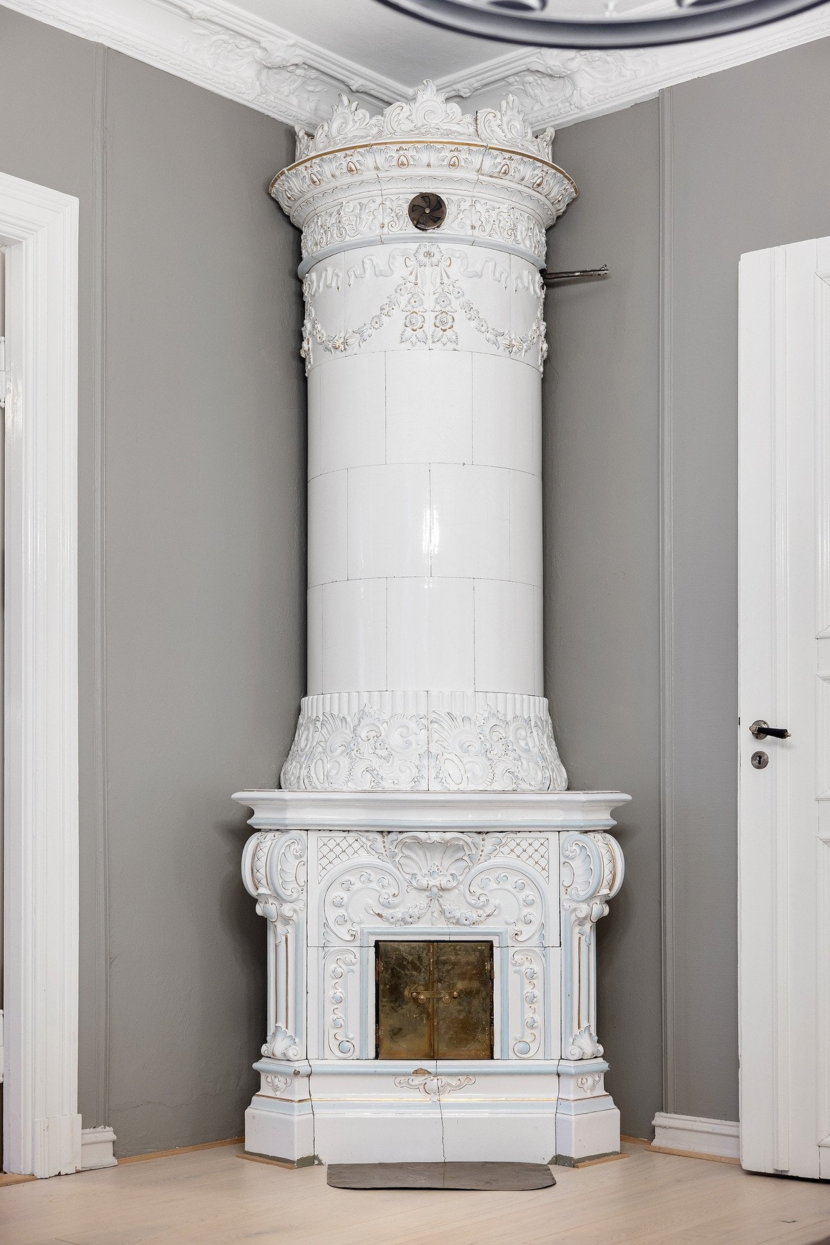 Original kakkelovn. Galleribilde