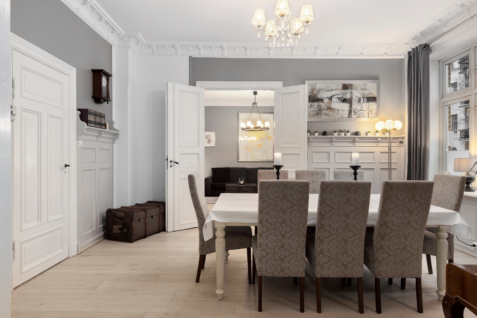 Flotte klassiske detaljer med brystningspanel stukkatur og rosett i spisestuen. Galleribilde