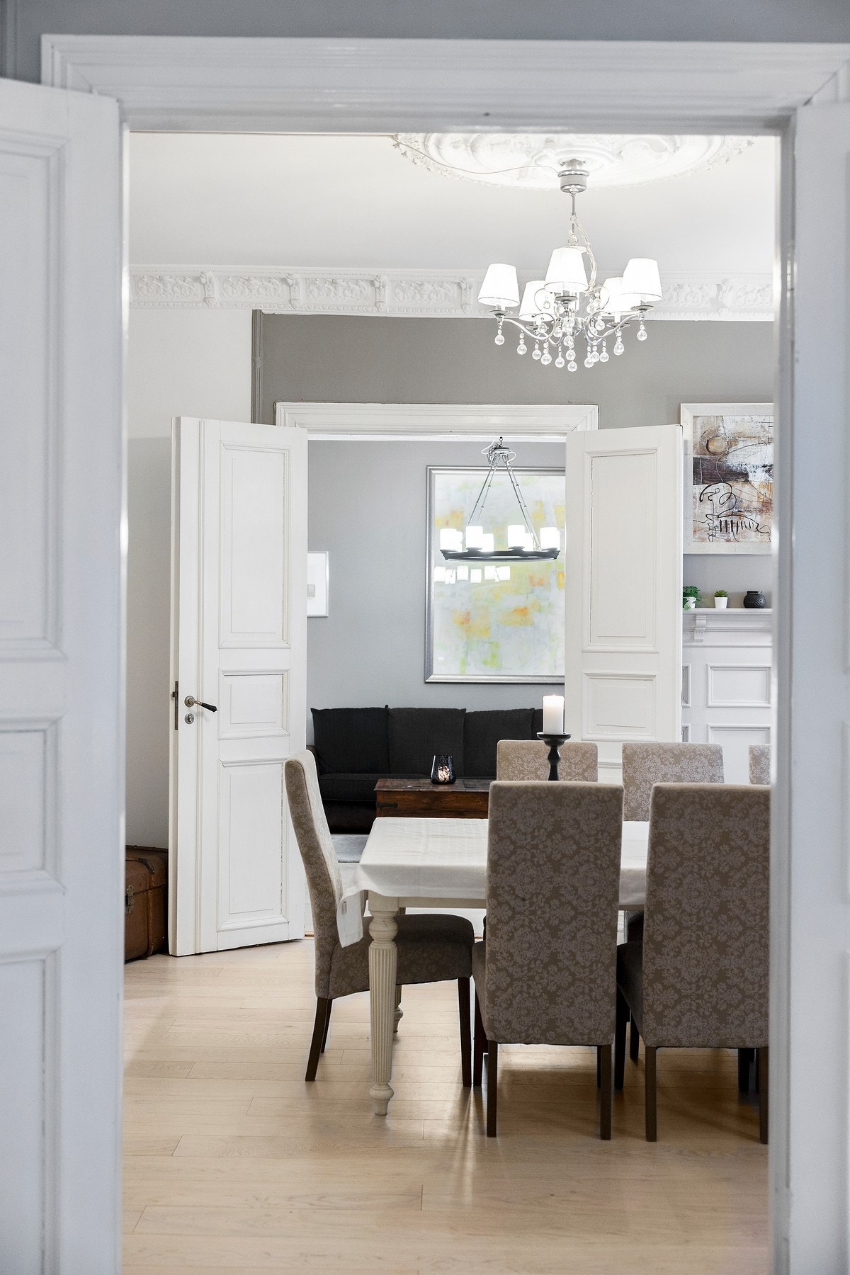 Stue på stue med fløydører. Galleribilde