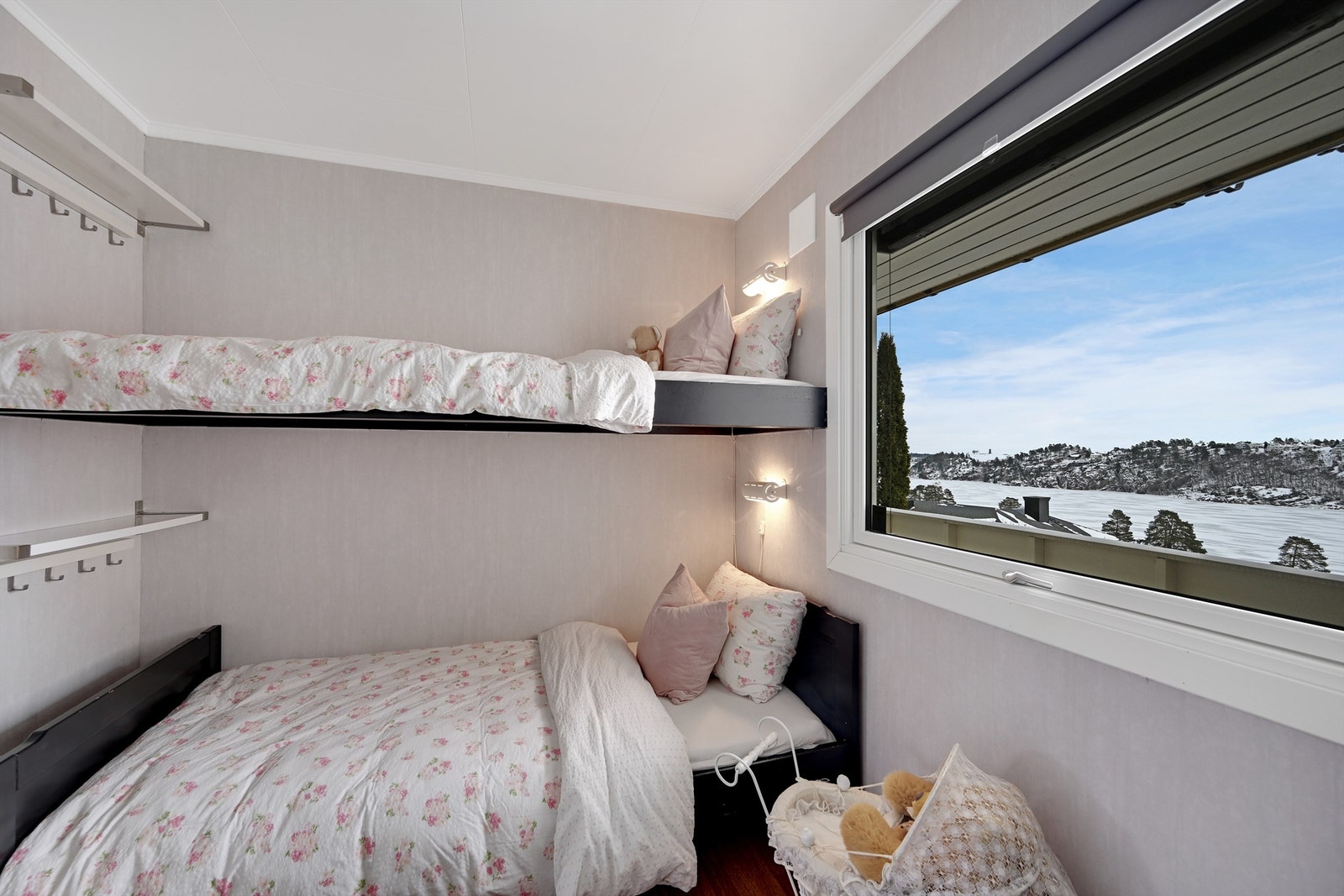 Innredet med køyeseng - perfekt barnerom eller kontor. Galleribilde