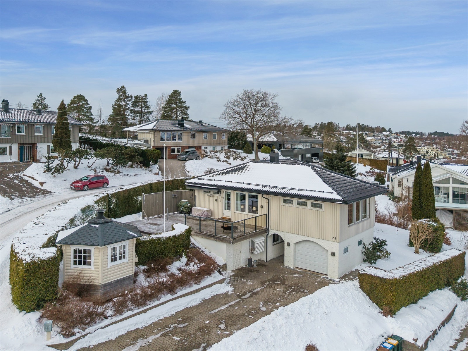 Innholdsrik enebolig med flott sjøutsikt på Vear - solrik hage, grillhytte, 4 soverom og garasje i attraktivt område Galleribilde
