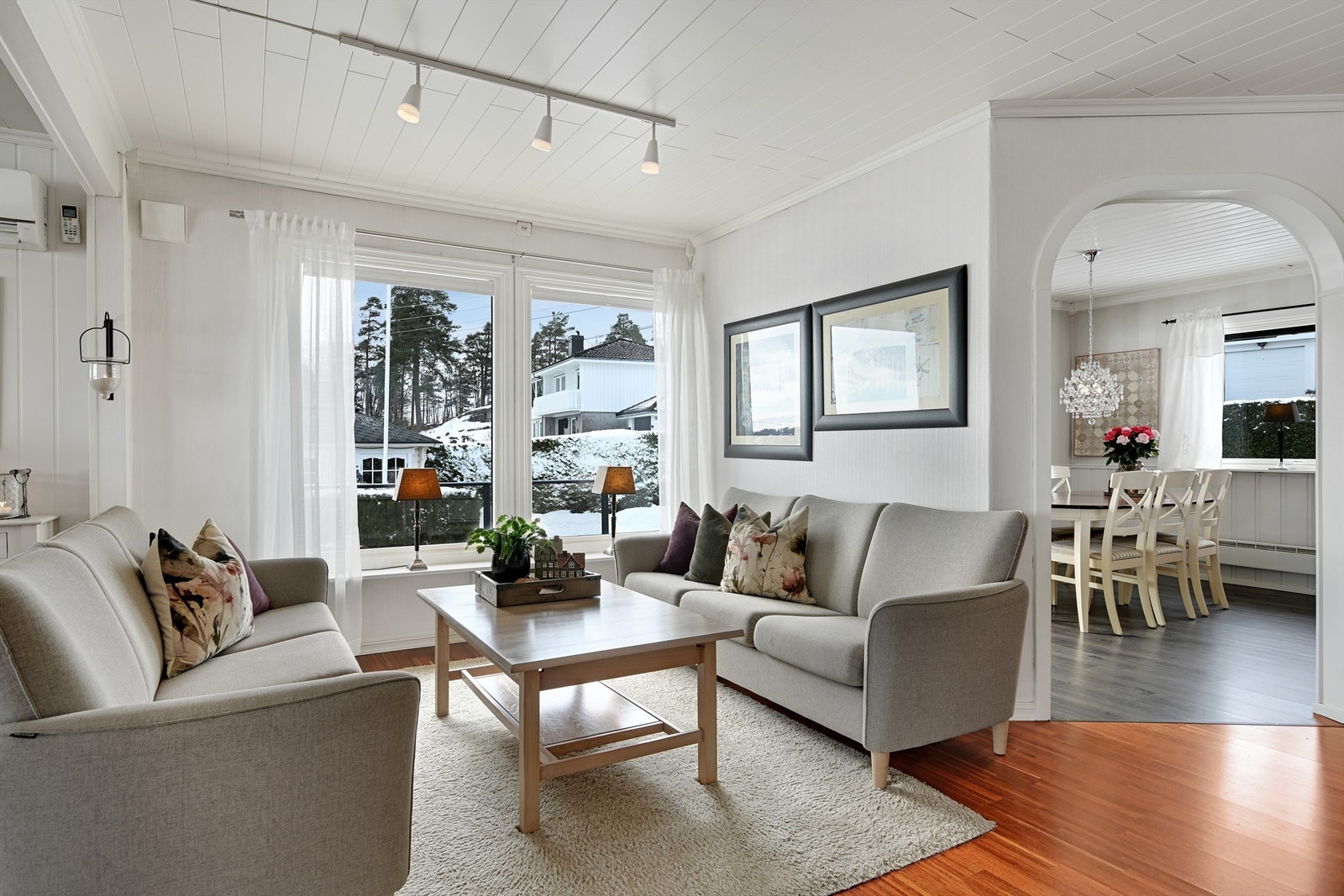 Fra stuen har du adkomst videre inn til spisestuen og kjøkkenet. Galleribilde