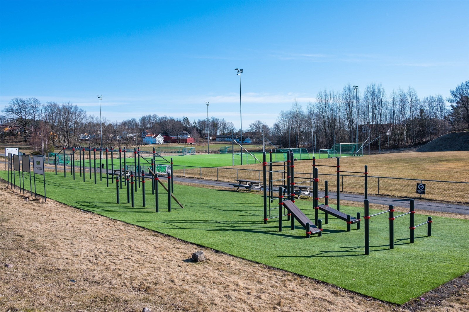 Fotballbaner og ute treningsapparater. Galleribilde