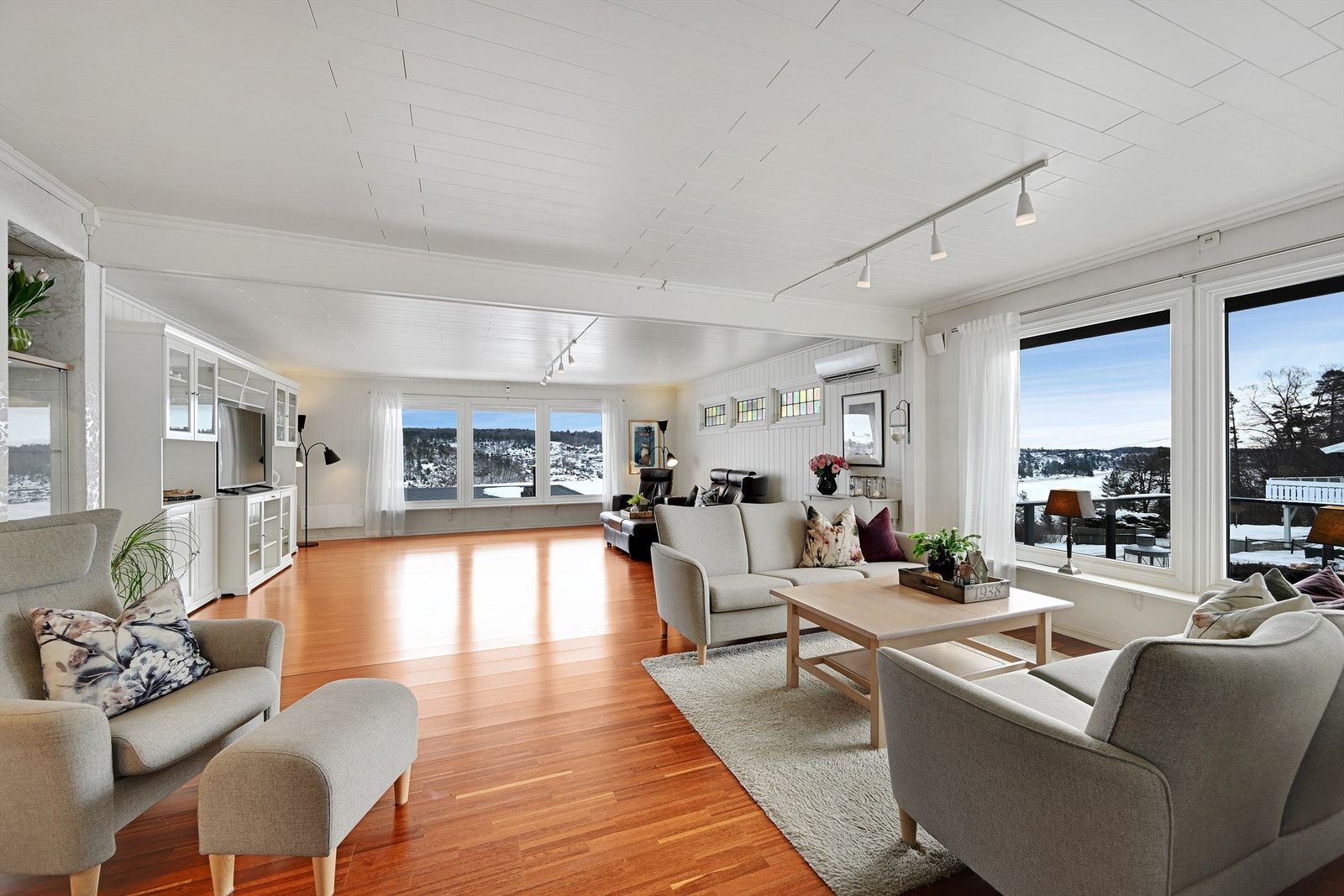 Stuen er lys og svært romslig. Galleribilde