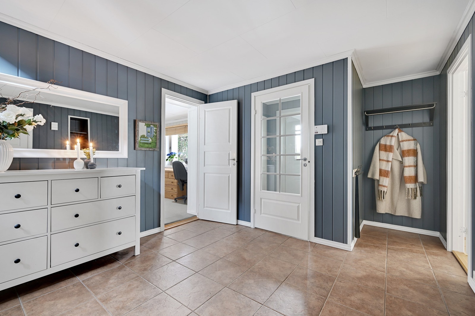 Hall med flislagt gulv, god plass til diverse oppbevaring. Galleribilde