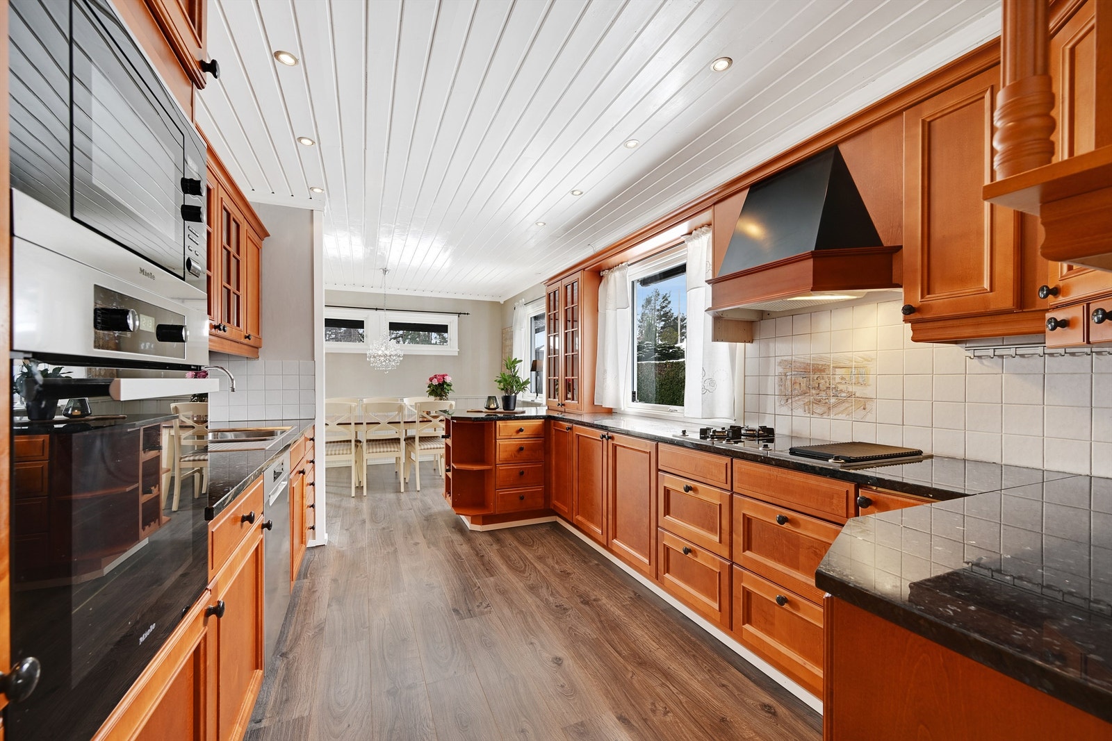 Det er kjøl/fryseskap, oppvaskmaskin, platetopp med kombinert gassbluss og grill, mikrobølgeovn og stekeovn. Galleribilde