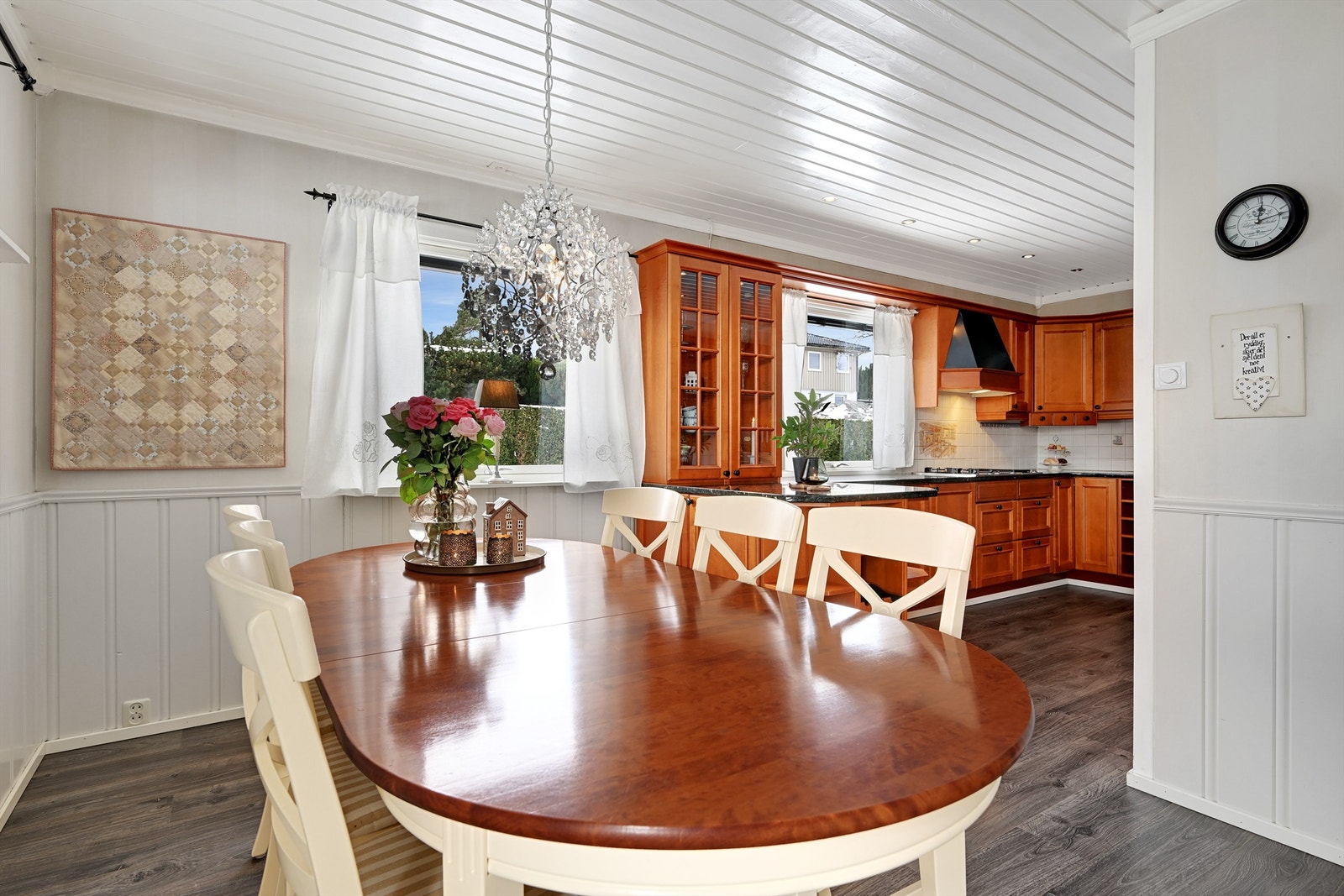 Kjøkkenet er innredet med et trivelig spisemøblement. Galleribilde