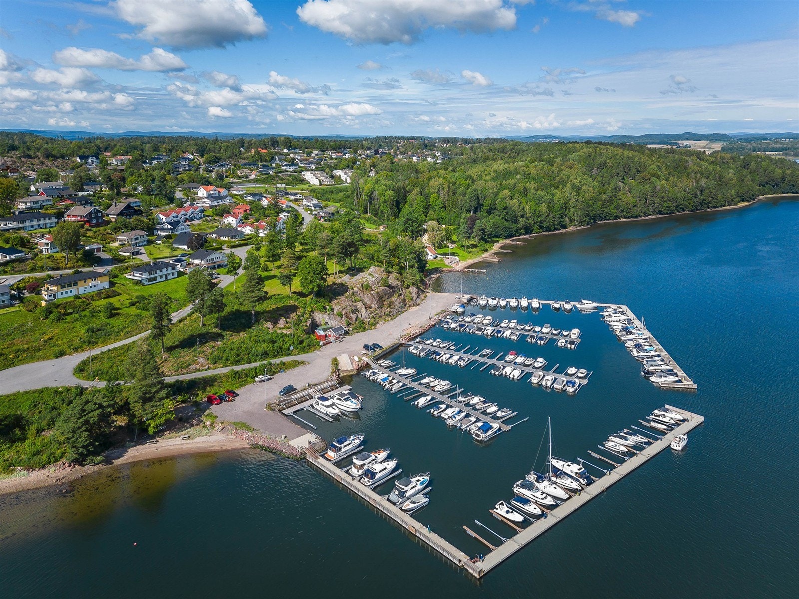 Den naturskjønne beliggenheten gir enkel tilgang til sjøen, med fine bademuligheter og småbåthavner, både i Rakkevik og Melsomvik. Et flott utgangspunkt for fine båtturer i vår vakre skjærgård. Galleribilde
