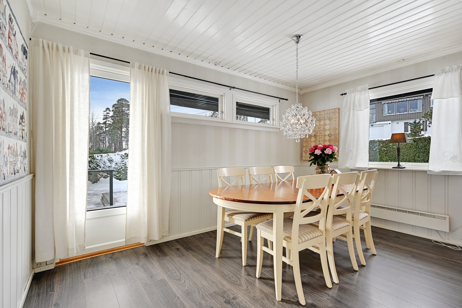 Fra kjøkkenet har du adkomst ut til en stor og solrik terrasse på ca 81 kvm. Galleribilde