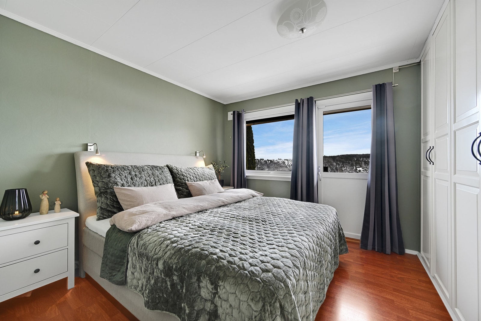 God plass til dobbeltseng og tilhørende møblement. Galleribilde