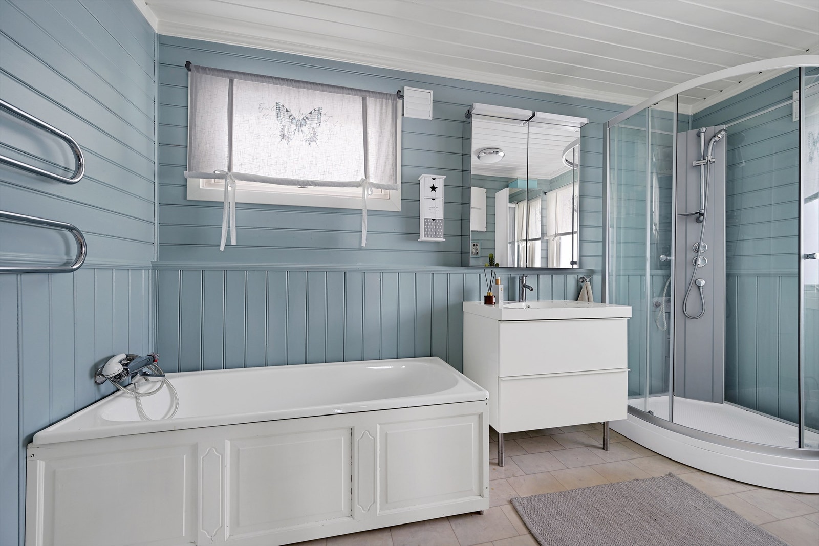 Oppvarming av rommet skjer via veggmontert panelovn og varme fra Kjøleromsaggregatet som er plassert i vegg inn mot kjølerommet. Galleribilde