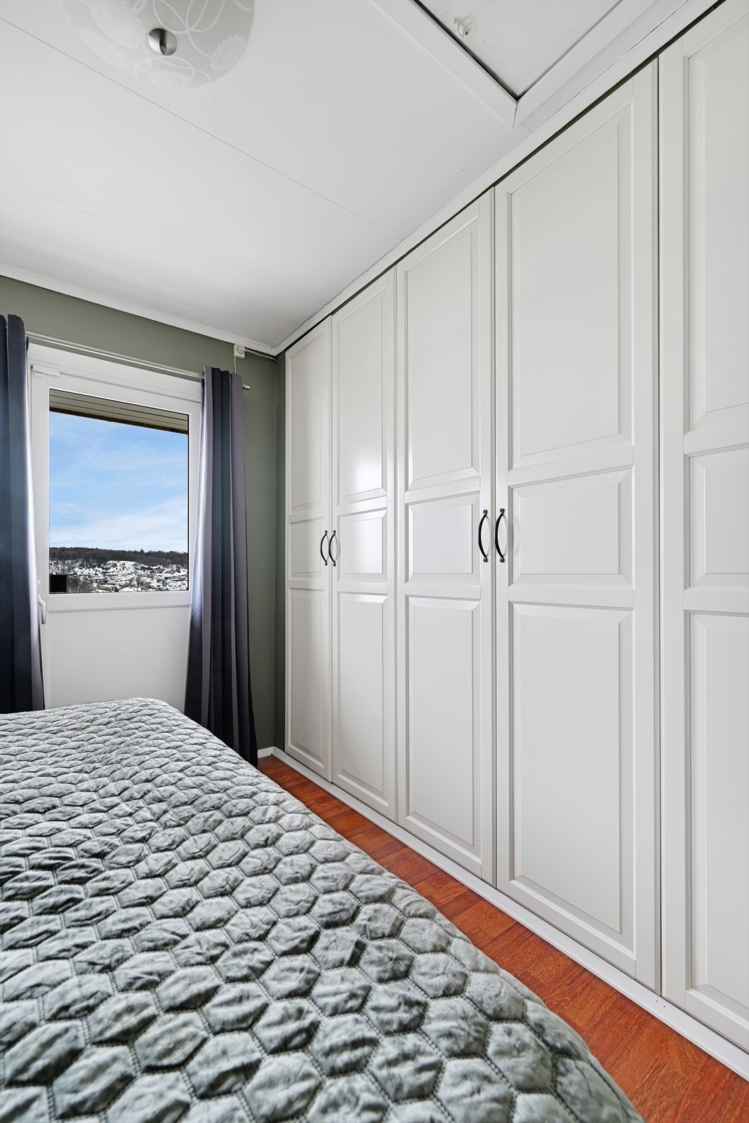 Rikelig med lagringsplass i garderobeskapene. Galleribilde