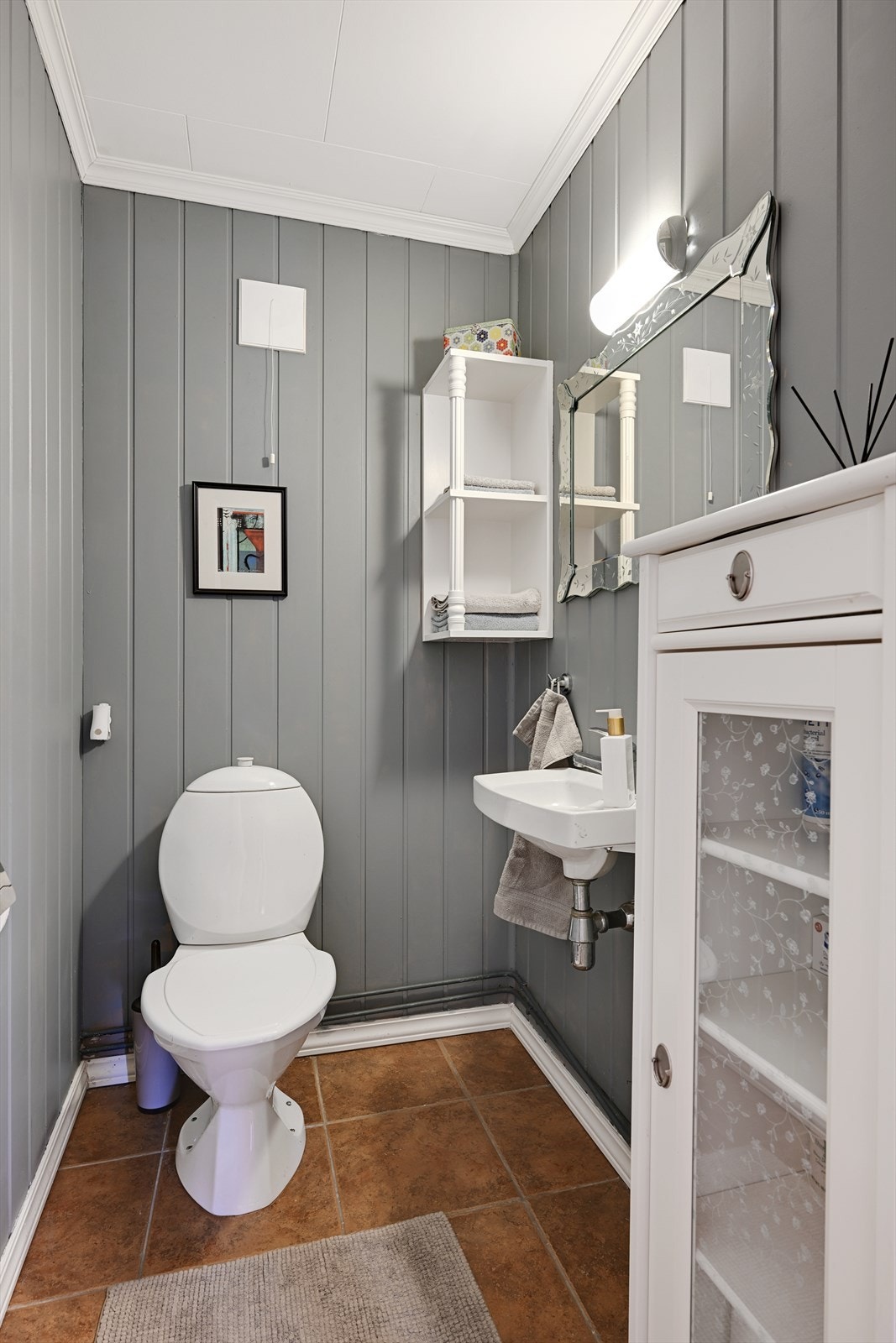 Praktisk toalettrom med wc og servant. Galleribilde