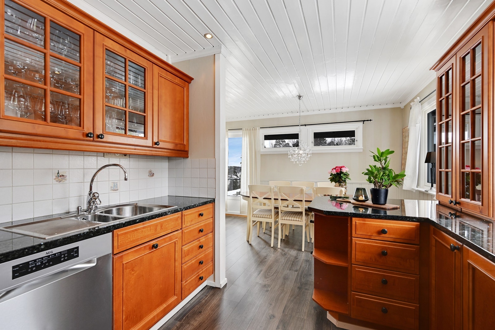 Kjøkkenet er fra Huseby og har innredning med profilerte fronter. Benkeplaten er av stein. Galleribilde