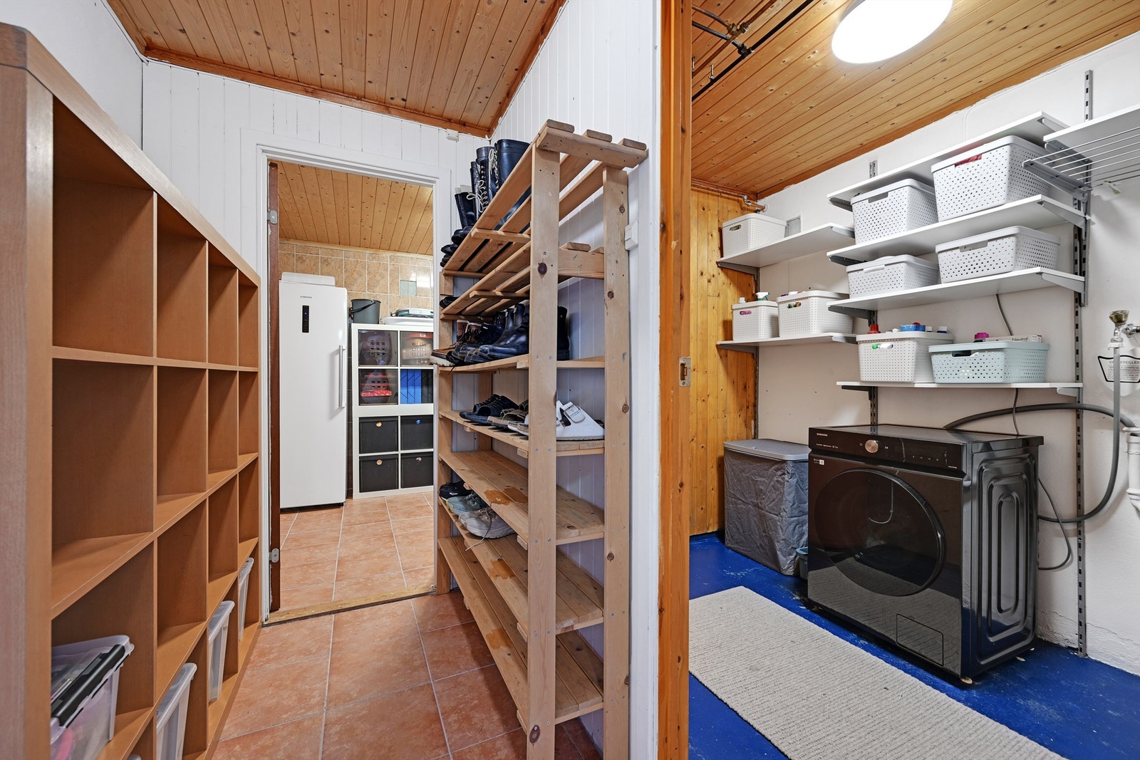 Flere boder med smarte lagringsmulighetet. Adkomst til vaskerom. Galleribilde