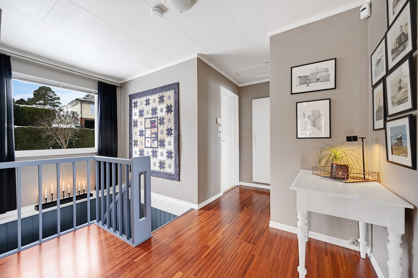 Lys og innbydende etasje med gjennomgående dagslys. Galleribilde