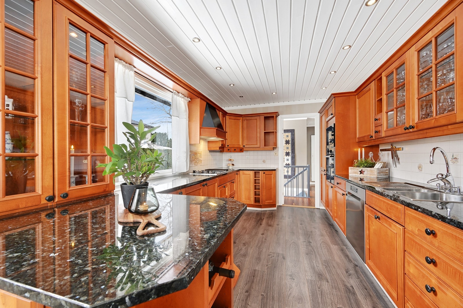 Det er godt med skap- og benkeplass. Galleribilde