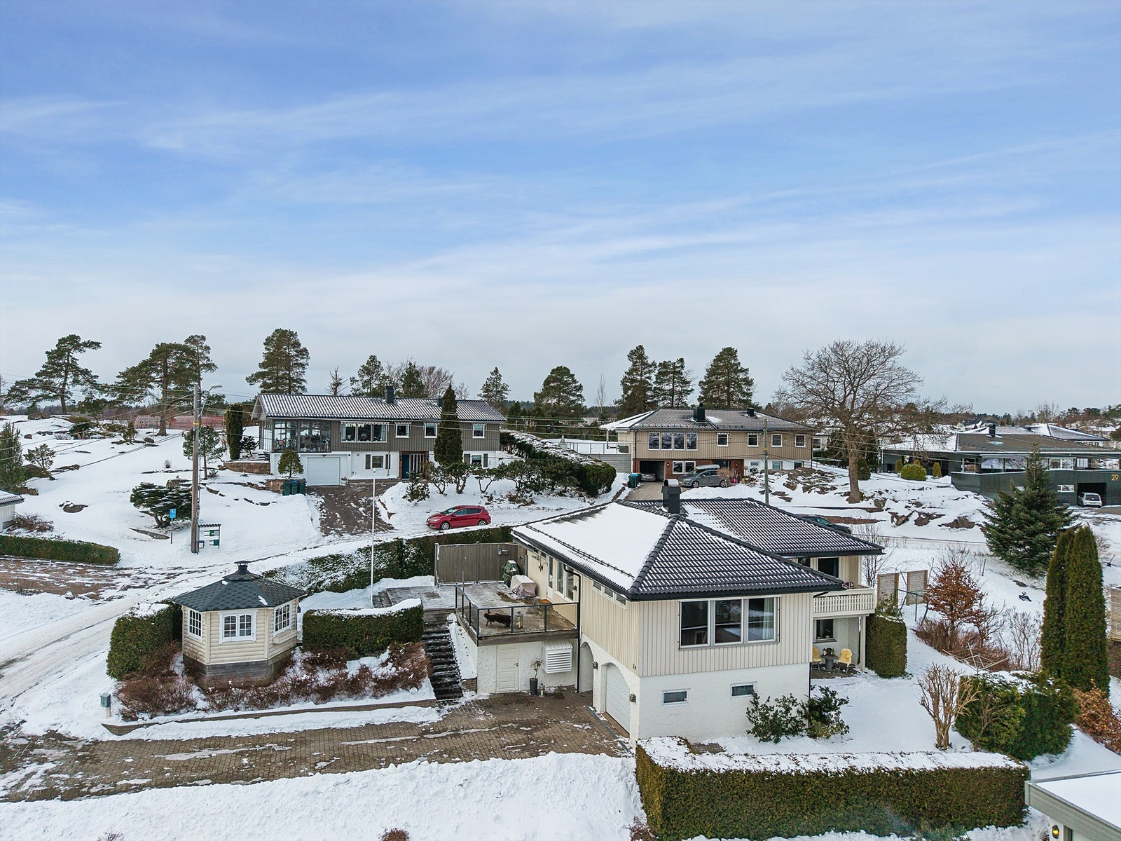 Tomten byr på en hyggelig og pent opparbeidet hage med flere lune uteplasser, meget gode solforhold og fine soner for både avslapning og sosiale sammenkomster. Galleribilde
