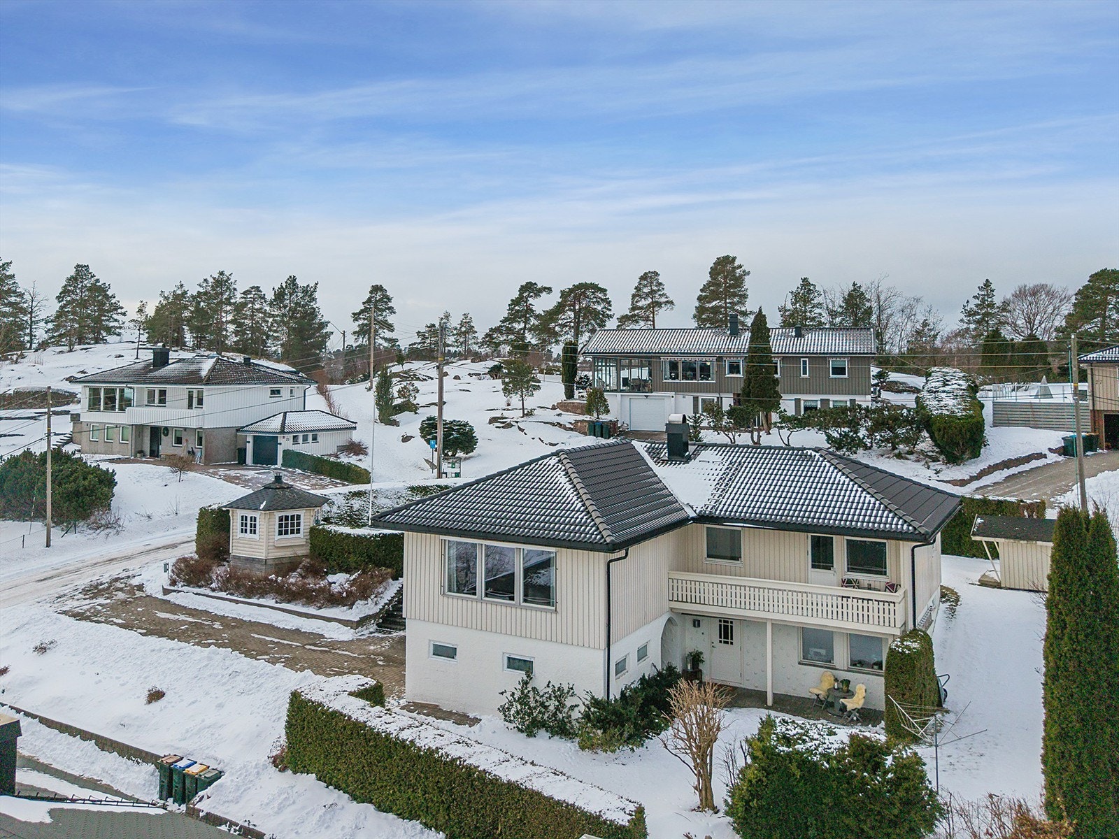Her har du også en stilig grillhytte som forlenger utesesongen, samt en praktisk bod/lekestue som gir ekstra fleksibilitet for både små og store. Galleribilde