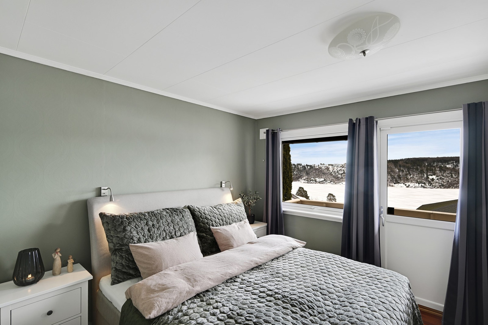 Hovedsoverom malt i en lun og delikat farge. Galleribilde