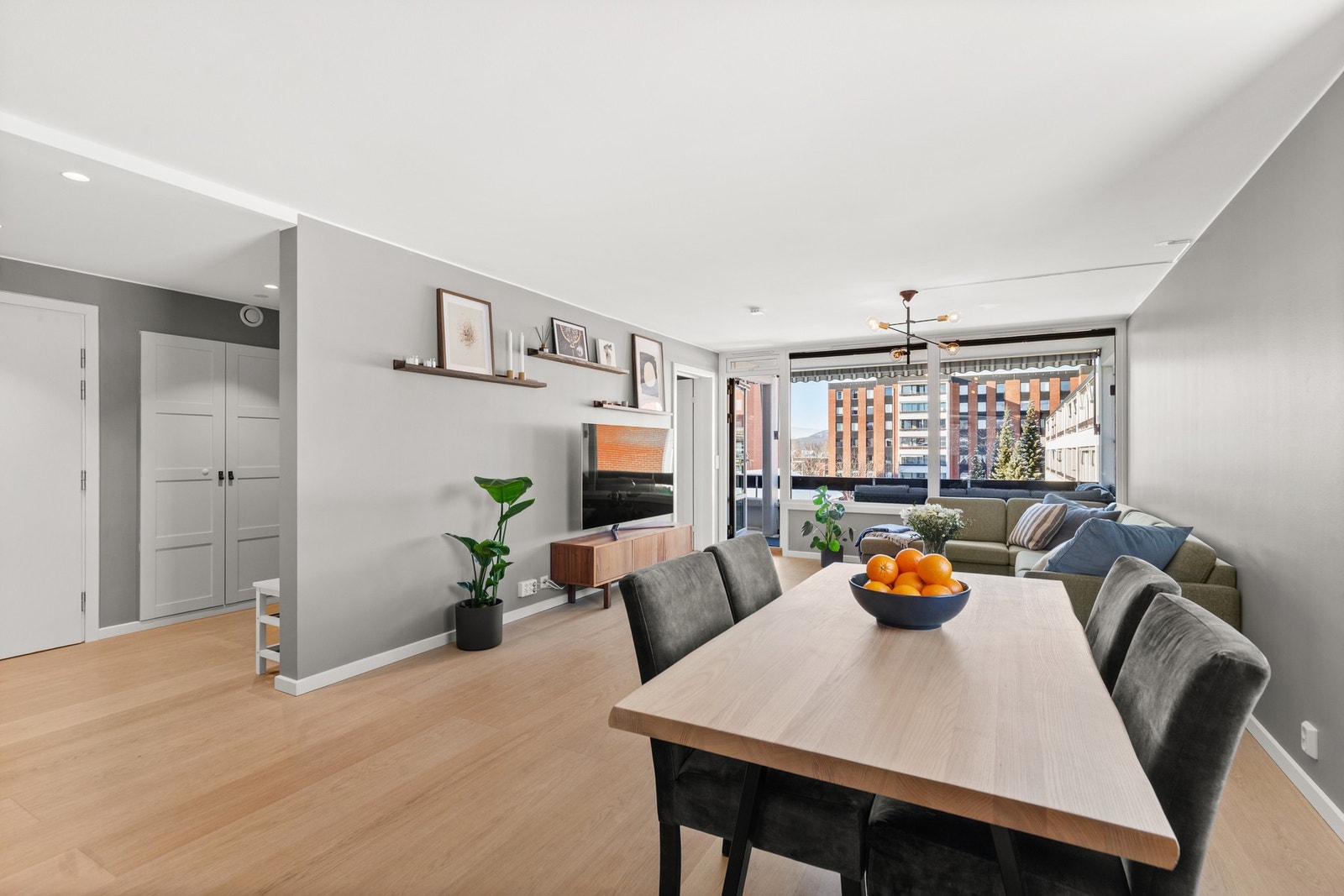 Stuen er lys, luftig og innbydende med store vindusflater som gir rikelig med naturlig lys og en god romfølelse. Galleribilde