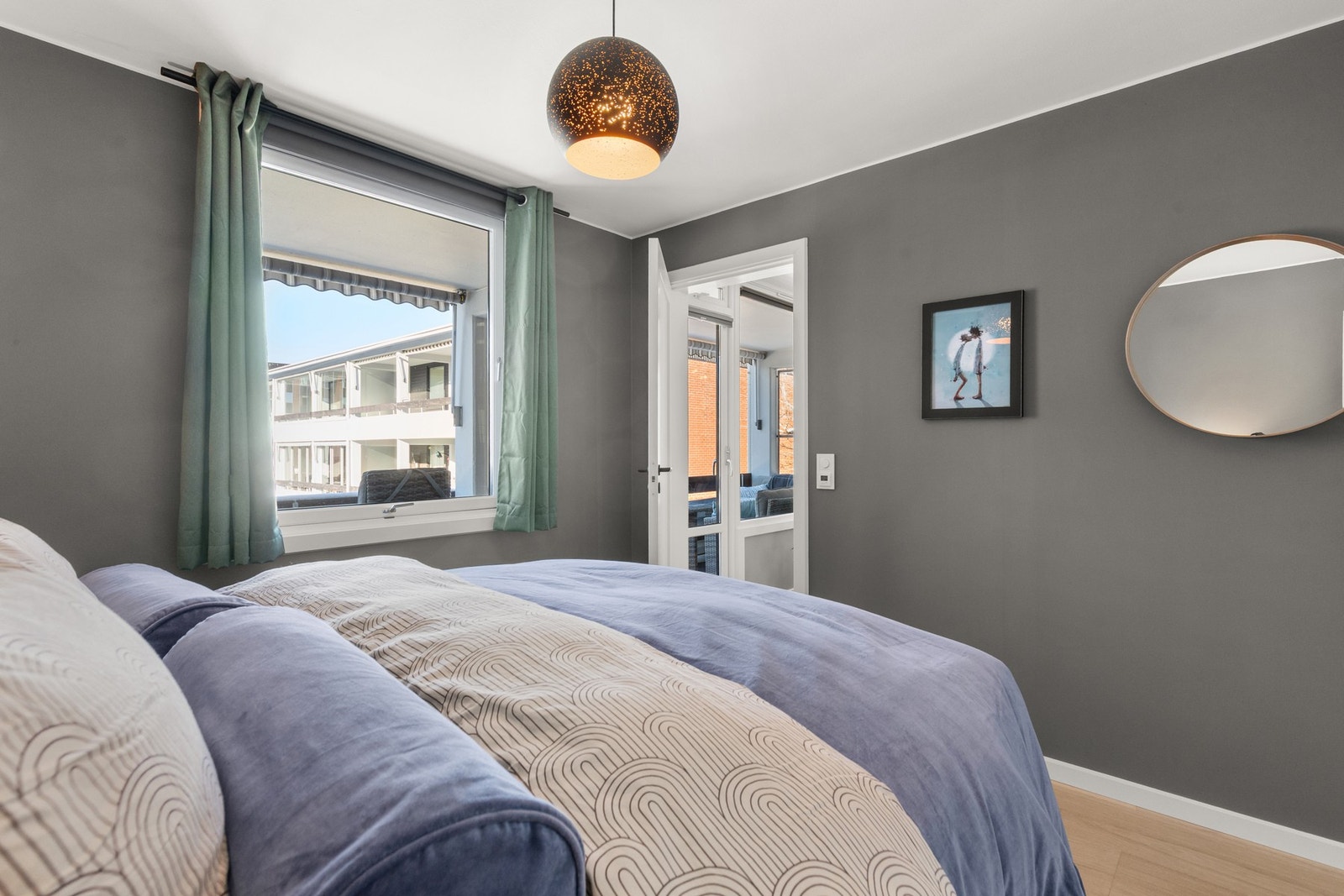 Boligen har tre gode soverom med fleksible bruksmuligheter og gode møbleringsløsninger. Galleribilde